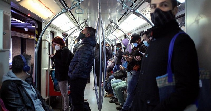 Personas utilizan la Línea 1 del Metro de Santiago